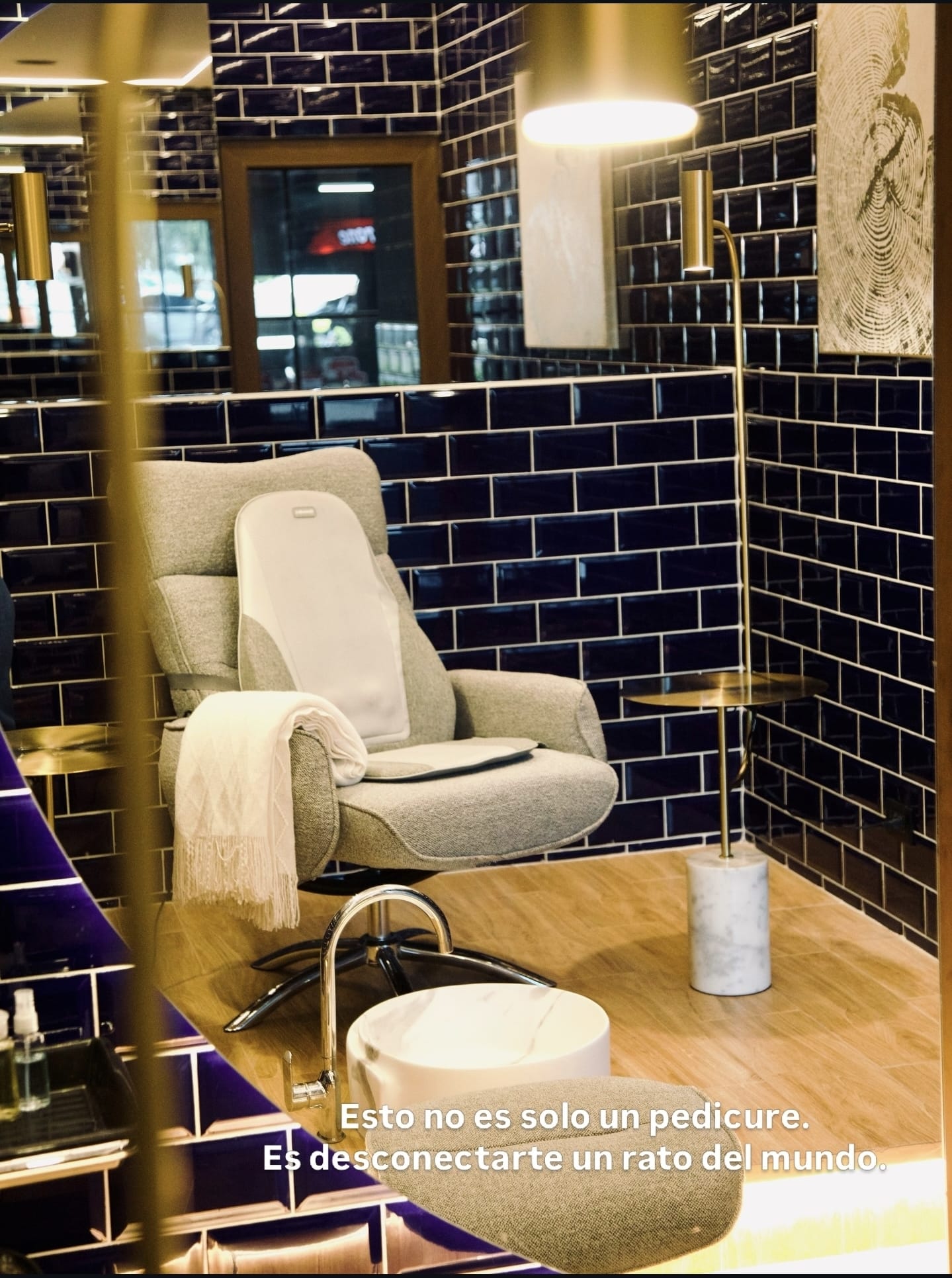Estación de pedicura con azulejos azul profundo y latón